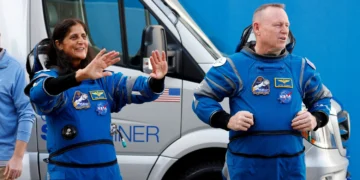 Depois de 9 meses presa no espaço, astronauta da NASA dá ultimato à agência