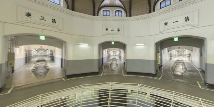 Celas de uma das prisões mais famosas deste país agora vão acomodar hóspedes em suítes de luxo