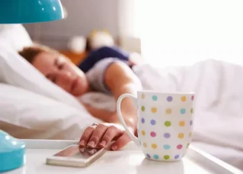 O que significa checar o celular assim que você acorda, segundo a psicologia