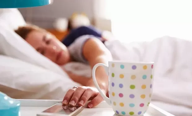 O que significa checar o celular assim que você acorda, segundo a psicologia