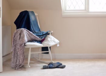 O que significa uma pessoa ter uma cadeira com roupas no quarto, segundo a psicologia
