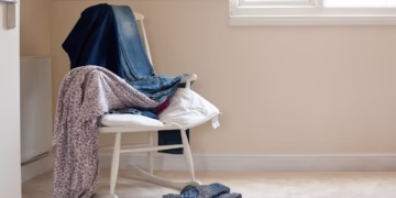 O que significa uma pessoa ter uma cadeira com roupas no quarto, segundo a psicologia