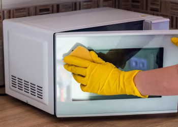 Como limpar o micro-ondas de maneira correta, de acordo com os fabricantes