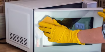 Como limpar o micro-ondas de maneira correta, de acordo com os fabricantes