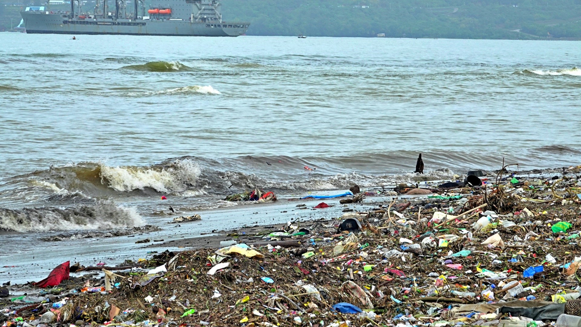 Construíram o maior aspirador da Terra: uma máquina que limpa o plástico dos oceanos