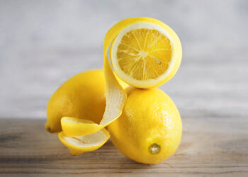 Ferver casca de limão com bicarbonato: para que serve e por que recomendam