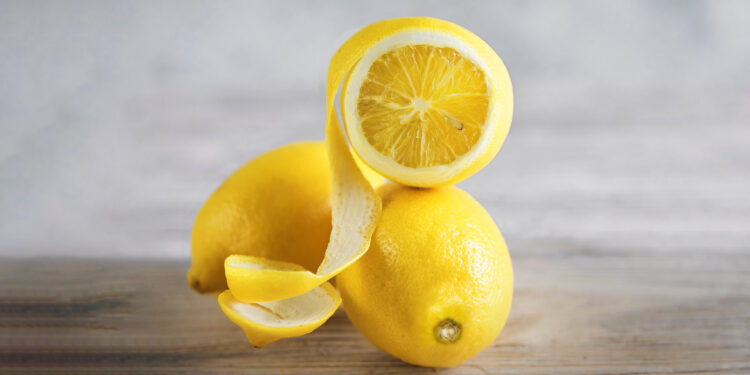 Ferver casca de limão com bicarbonato: para que serve e por que recomendam