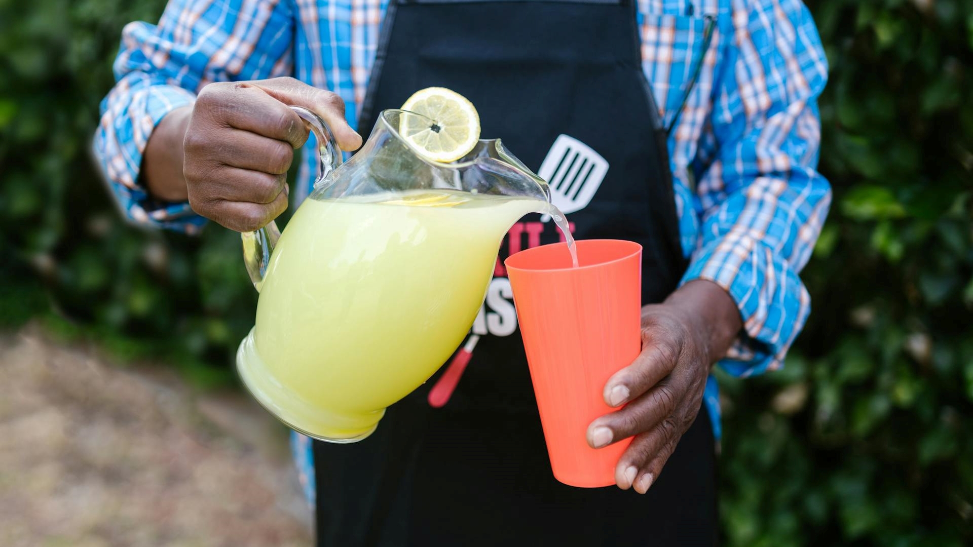 Despejar suco de limão no vaso sanitário: por que recomendam e com que frequência deve ser feito