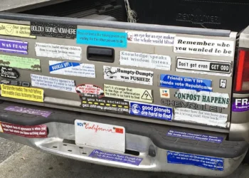 O que significa quando uma pessoa tem adesivos colados no carro, segundo a psicologia