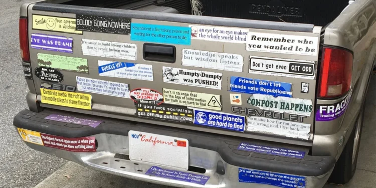 O que significa quando uma pessoa tem adesivos colados no carro, segundo a psicologia