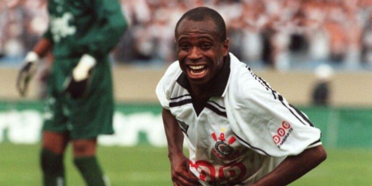 Participante do BBB 26, Edilson Capetinha virou alvo da PF e já teve a prisão decretada