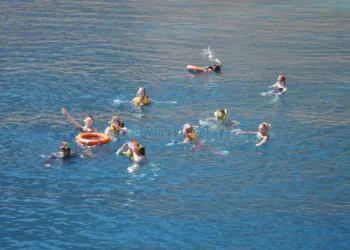 Parece inofensivo, mas é perigoso: a brincadeira no mar que coloca várias vidas em risco