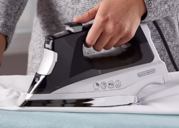 Nem bicarbonato nem detergente: o truque para limpar as manchas negras do ferro de passar em 5 minutos