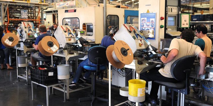 Brasileiros comemoram notícia que pode pôr fim à escala 6x1 ainda em 2026