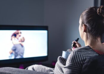 Por que não é uma boa ideia jantar enquanto assistimos à nossa série favorita