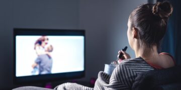 Por que não é uma boa ideia jantar enquanto assistimos à nossa série favorita