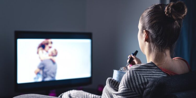 Por que não é uma boa ideia jantar enquanto assistimos à nossa série favorita