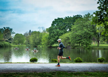 Correr no parque é saudável, mas especialistas dizem que esse estilo de caminhada é ainda melhor