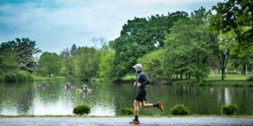 Correr no parque é saudável, mas especialistas dizem que esse estilo de caminhada é ainda melhor