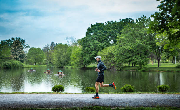 Correr no parque é saudável, mas especialistas dizem que esse estilo de caminhada é ainda melhor