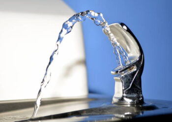 Alerta urgente para quem bebe água no bebedouro da academia