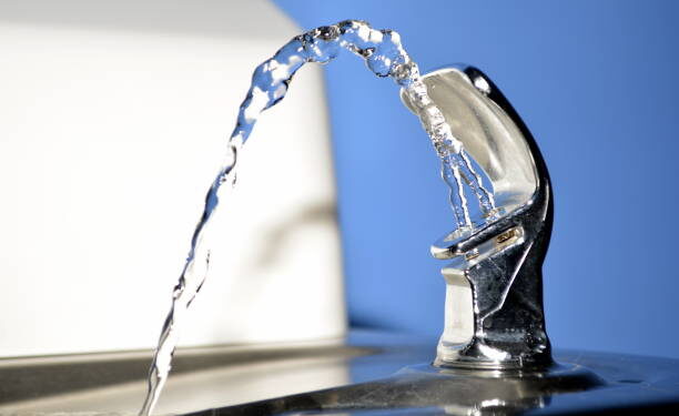 Alerta urgente para quem bebe água no bebedouro da academia