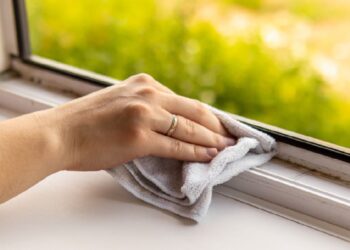 Usar água oxigenada nos trilhos das janelas: para que serve e por que é recomendado?