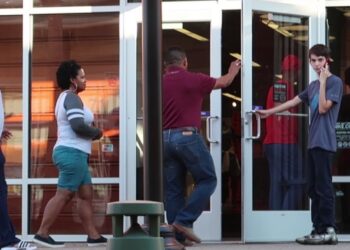 O que significa quando alguém segura a porta para desconhecidos, segundo a psicologia