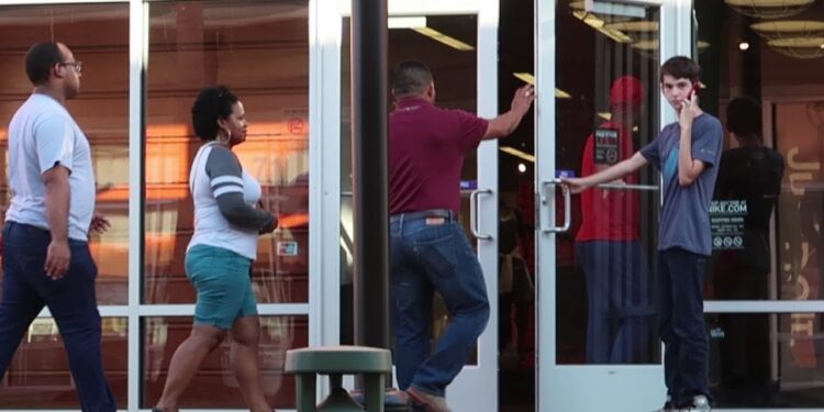 O que significa quando alguém segura a porta para desconhecidos, segundo a psicologia