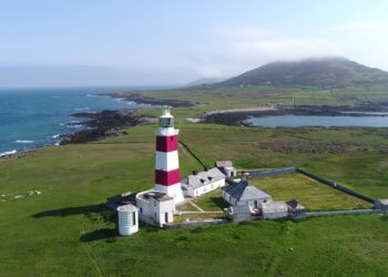 Ilha com só 3 moradores não tem luz nem banheiro, mas oferece vaga de R$ 92 por hora