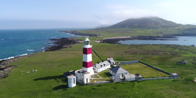 Ilha com só 3 moradores não tem luz nem banheiro, mas oferece vaga de R$ 92 por hora