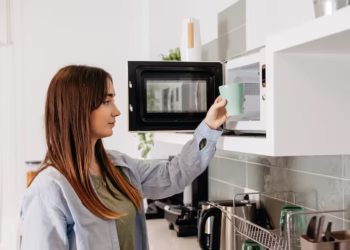 Poucos sabem: para que servem os pontos pretos na porta do micro-ondas