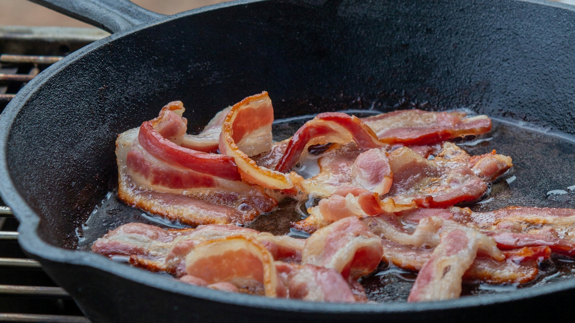 Na próxima vez que cozinhar bacon, adicione 1/4 de xícara disto à sua frigideira (funciona sempre)