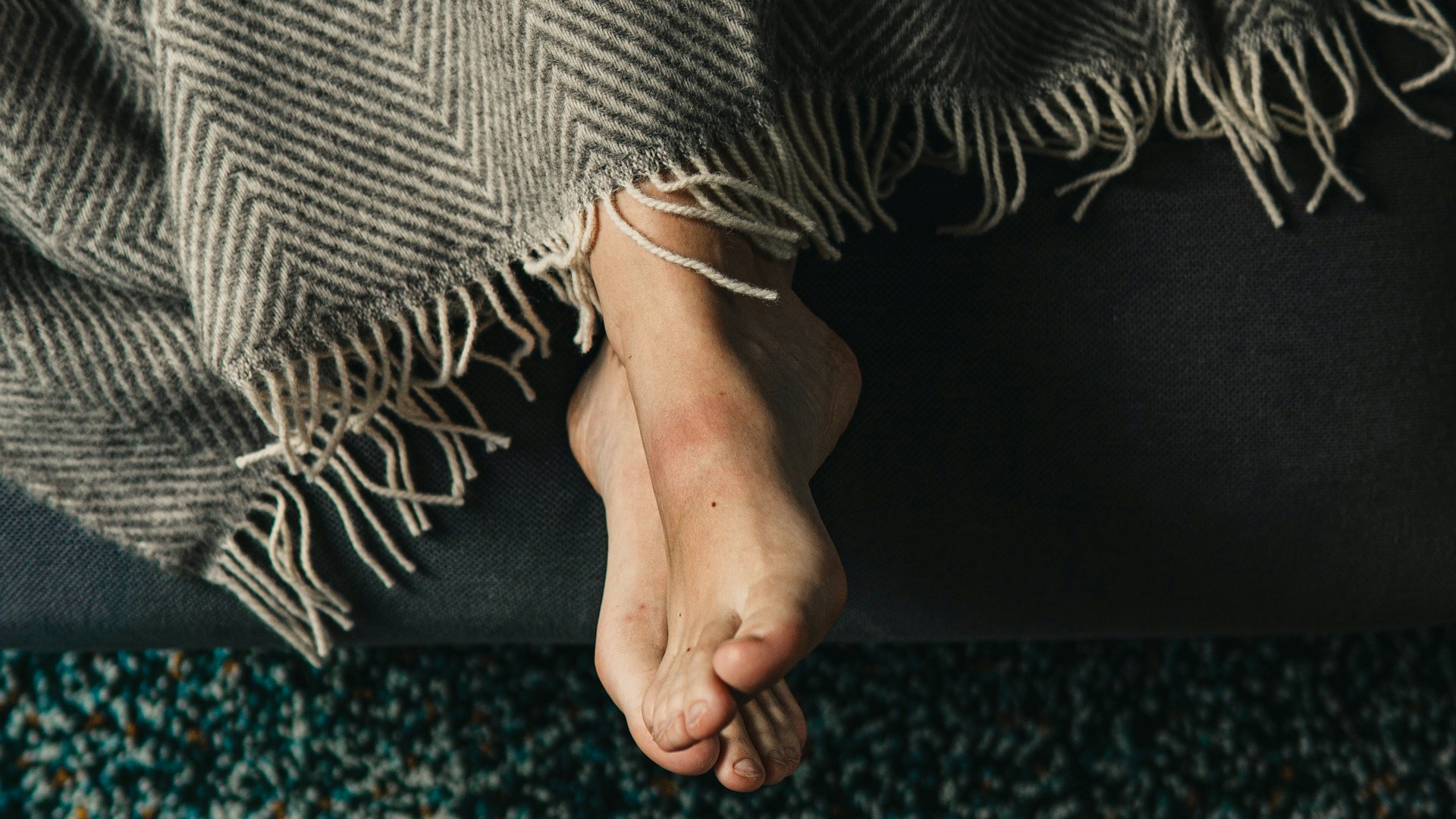 O que significa ter o hábito de dormir com o pé fora da coberta, segundo os especialistas