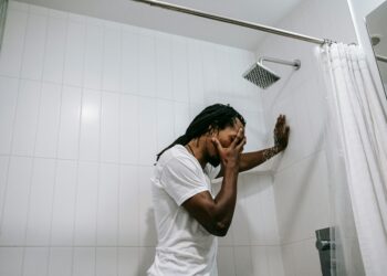 Estudo aponta que viver assim envelhece o corpo mais rápido do que fumar cigarro