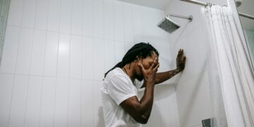 Estudo aponta que viver assim envelhece o corpo mais rápido do que fumar cigarro