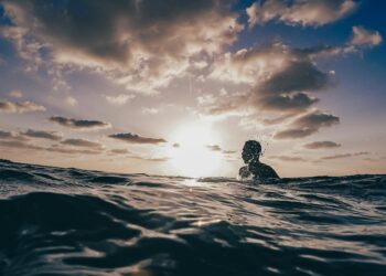 Não é por medo: o que significa não gostar de entrar no mar, segundo a psicologia