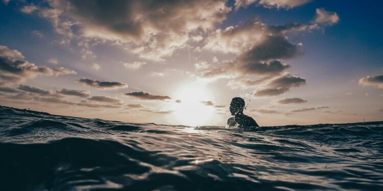 Não é por medo: o que significa não gostar de entrar no mar, segundo a psicologia