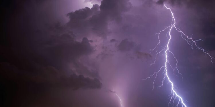 Tempestades no Brasil: estados são colocados em alerta para eventos extremos até 24/01