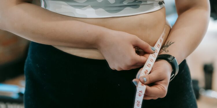 Nutricionista revela 4 alimentos que ajudam a emagrecer mesmo quando você está parado