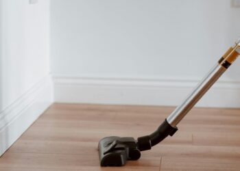 Lei para quem passa aspirador de pó no apartamento pode render multa de até R$ 10.000