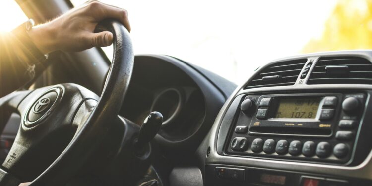 Brasileiro terá que desembolsar R$ 359,8 mil por licença para dirigir: entenda o que está por trás da taxa