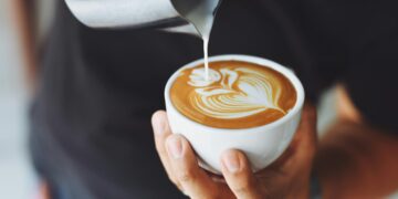 Quais são os 5 remédios que perdem a eficácia ao serem combinados com café, segundo especialistas