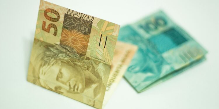 Benefícios “esquecidos” em 2021 voltam à cena e podem render dinheiro extra a servidores públicos