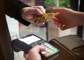 Brasileiros saltitam de alegria com a nova lei do Cartão de Crédito