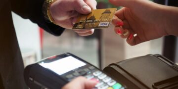 Brasileiros saltitam de alegria com a nova lei do Cartão de Crédito