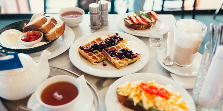 Café da manhã que “segura” a pressão: o que realmente funciona, segundo cardiologista