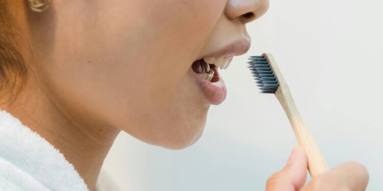 Não é escova de dente, mas você coloca isso na boca todos os dias e tem mais bactérias que uma privada