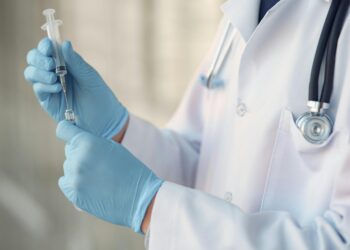 Vacina que poderia evitar sofrimento de idosos ficou fora do SUS e agora custa quase um salário mínimo