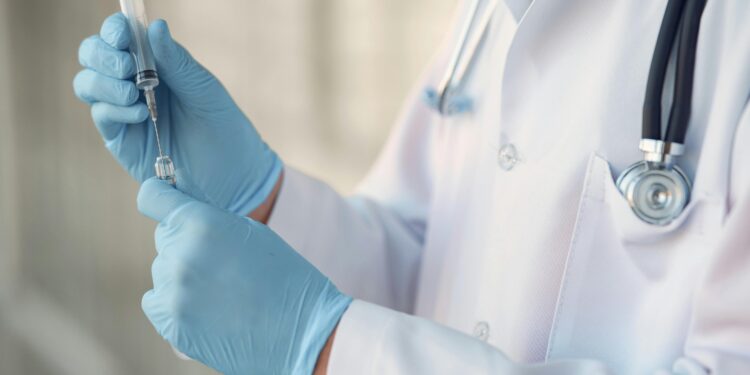 Vacina que poderia evitar sofrimento de idosos ficou fora do SUS e agora custa quase um salário mínimo